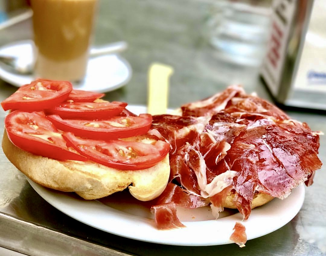 Jamón ibérico curado: ¿por qué algunos jamones llevan azúcar? Tostada con jamón ibérico, ejemplo de por qué algunos jamones llevan azúcar durante el curado