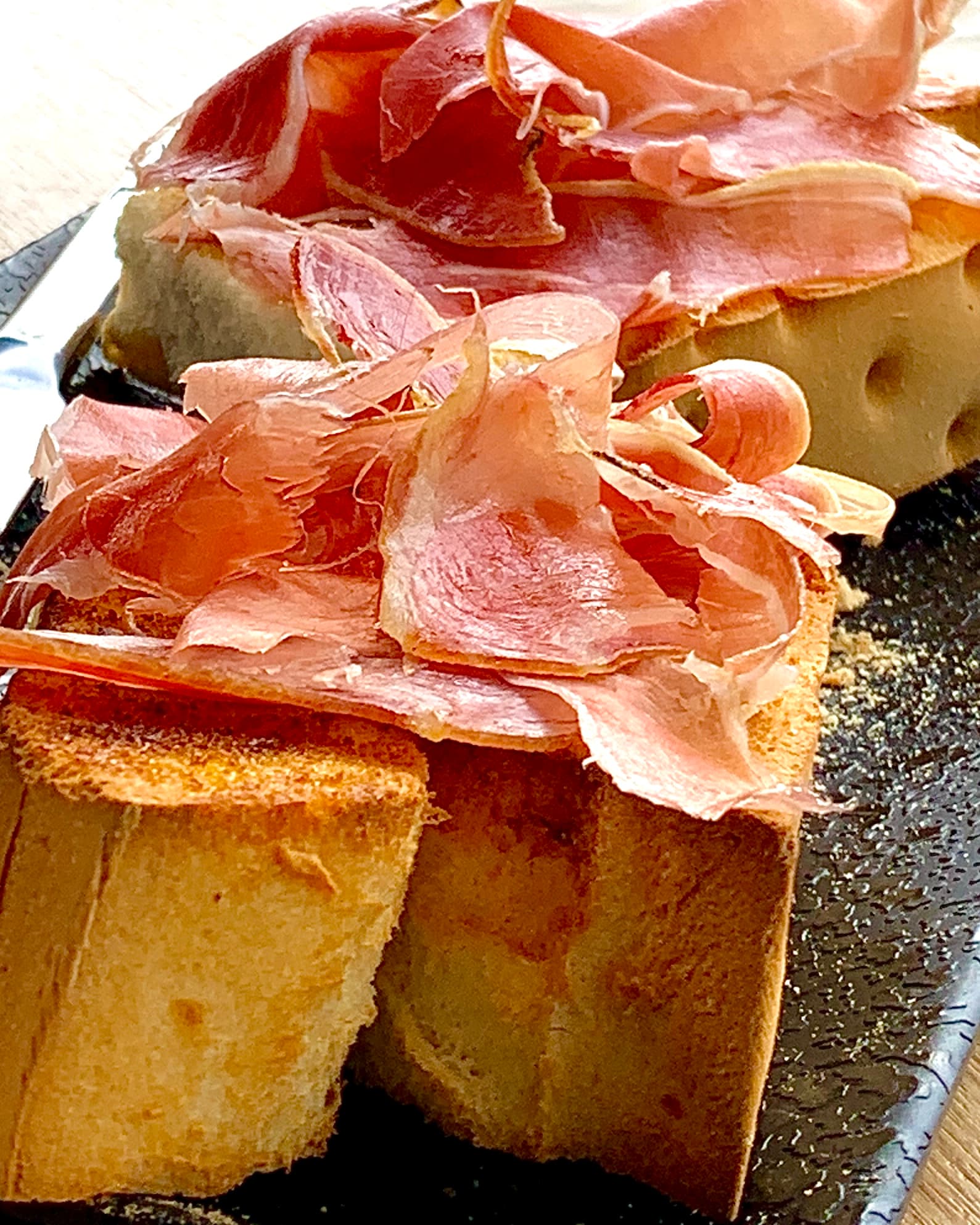 Jamón curado y diabetes: consumo moderado y seguro Jamón curado sobre pan, apto para personas con diabetes